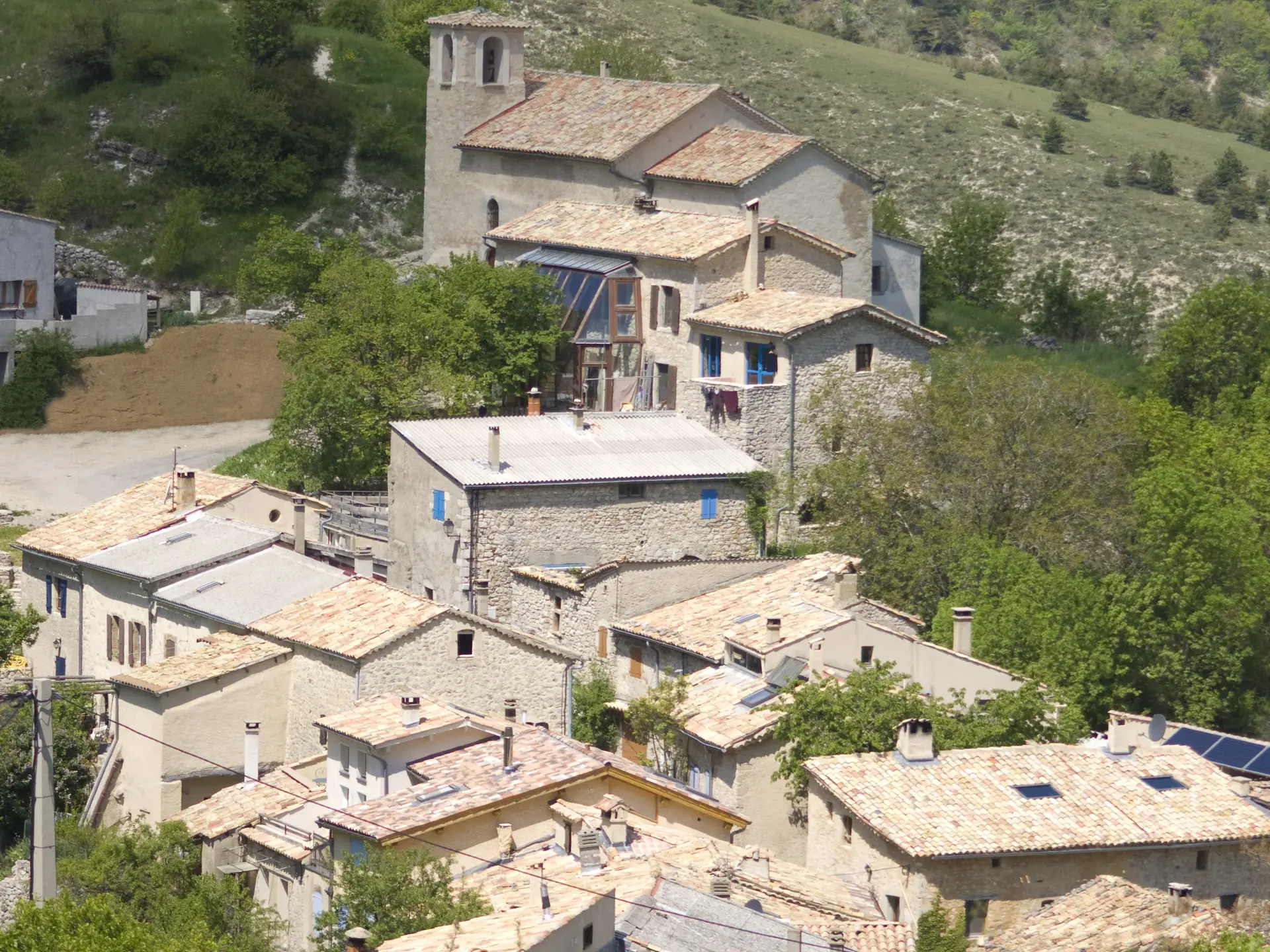 L'église Saint Etienne domine le village
