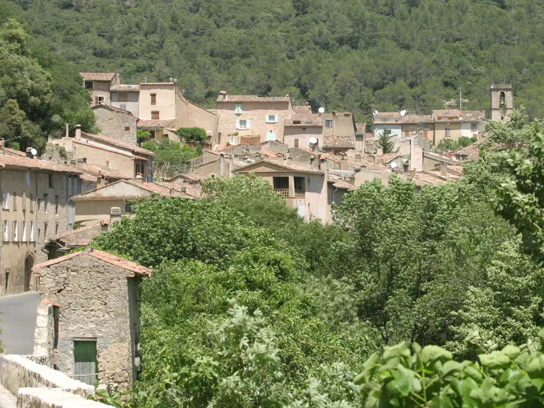 Vue sur le village d'Entrecasteaux