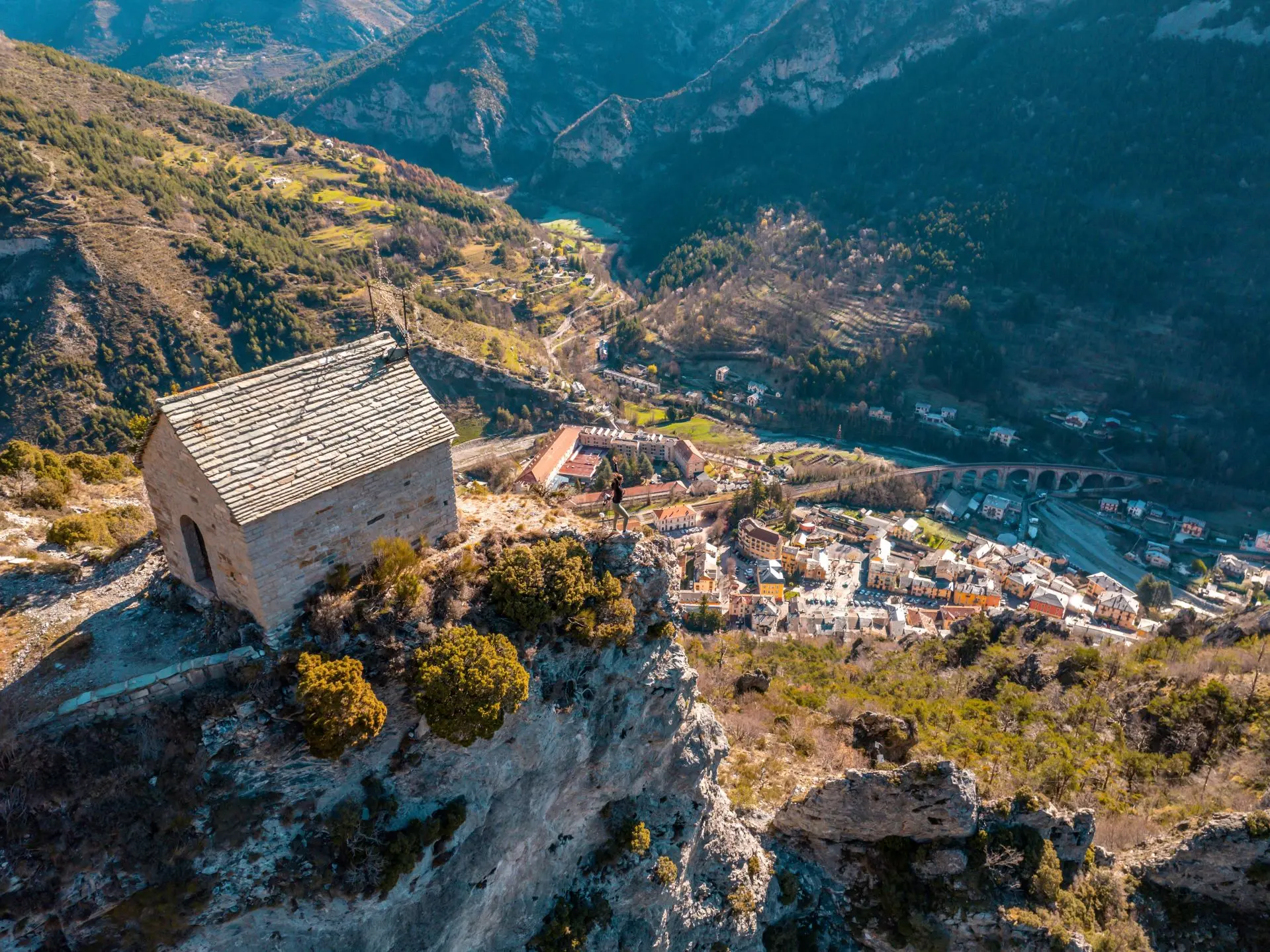 vue de drone chapelle saint sauveur et village