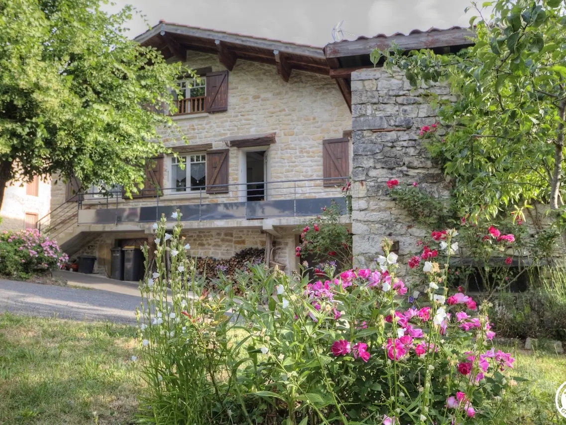 Vue du Gîte depuis le petit jardin