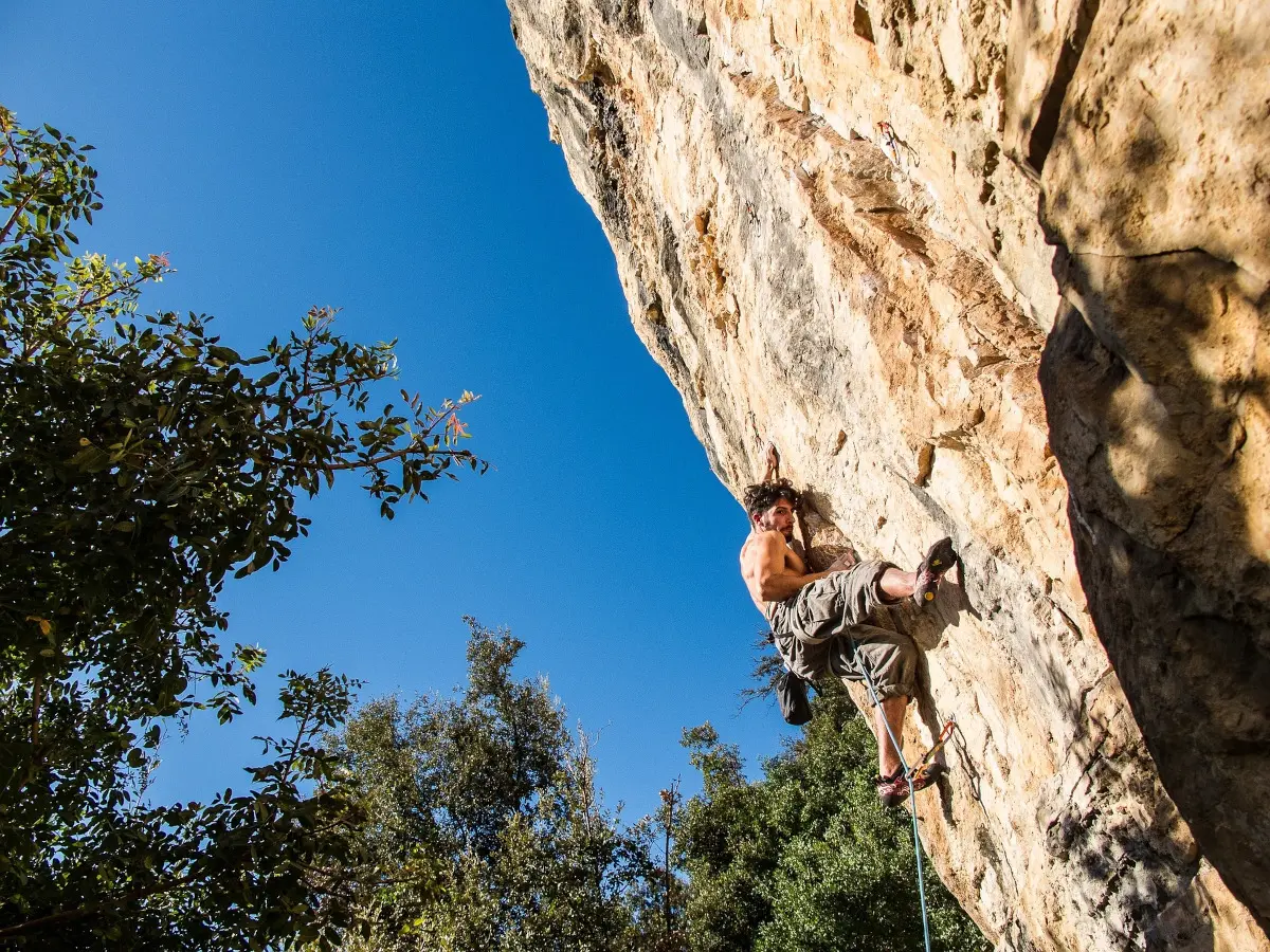 Escalade sur falaise