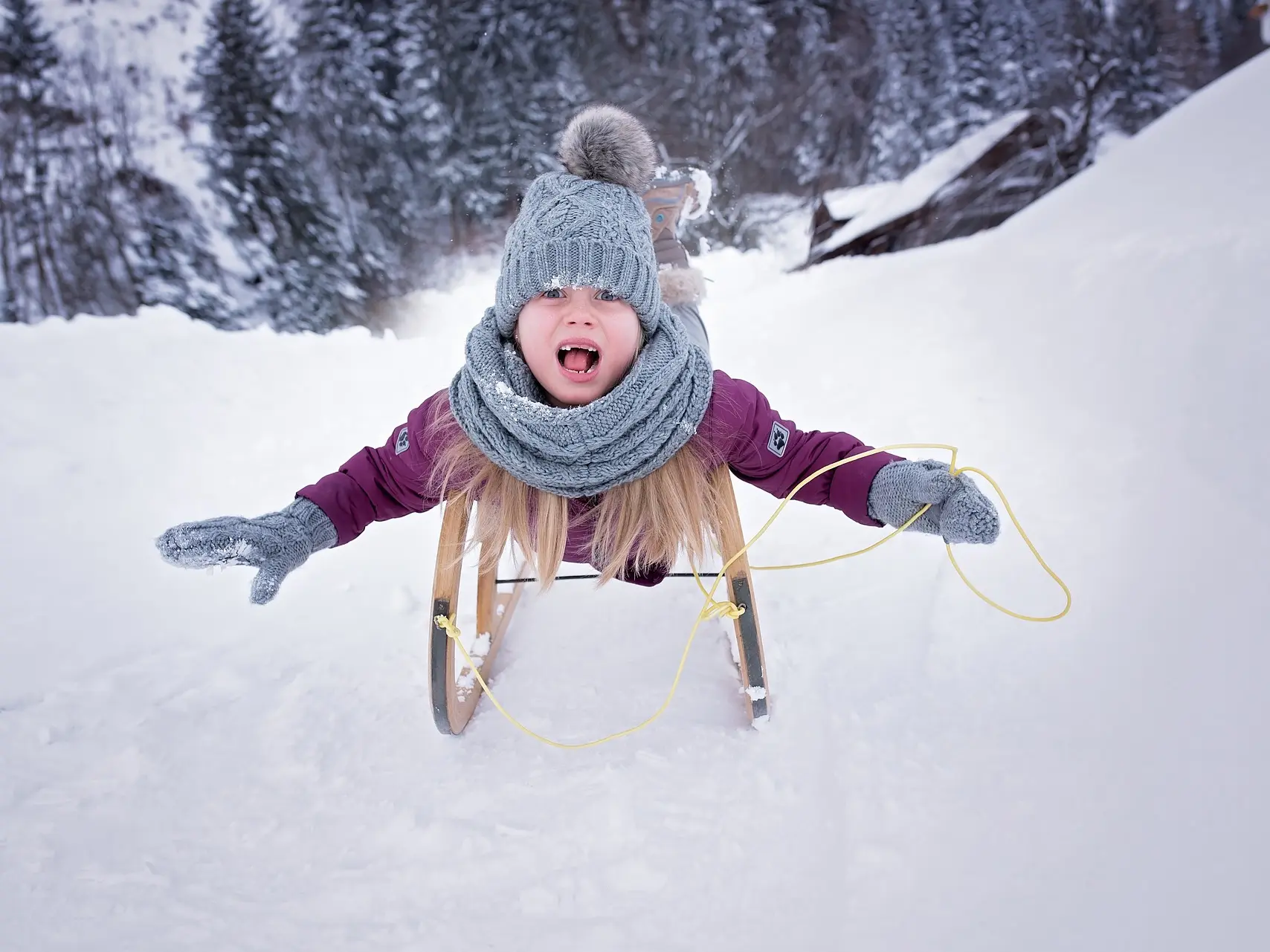 Petite fille sur une luge