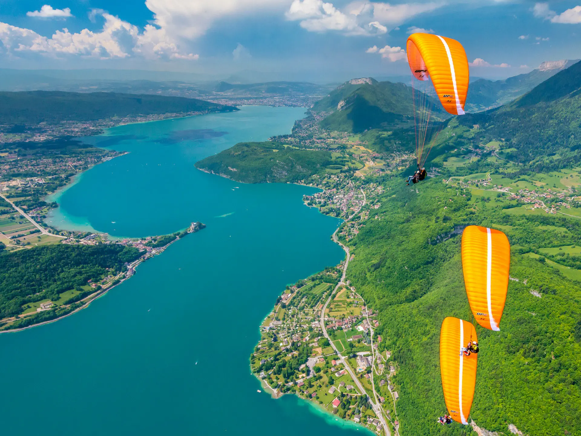 trois parapentes au dessus du lac d'Annecy