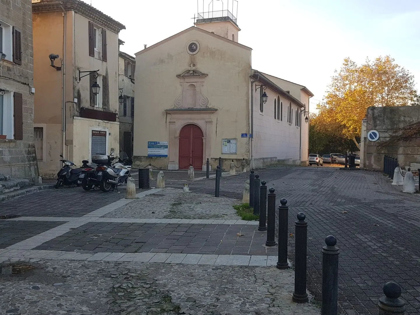 photo de la place devant l'église