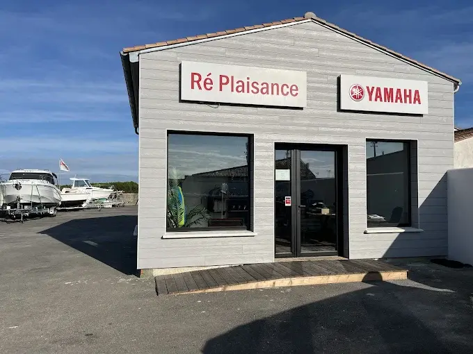 Devanture du Ré Plaisance, bardage en bois gris avec enseigne en écriture rougeet