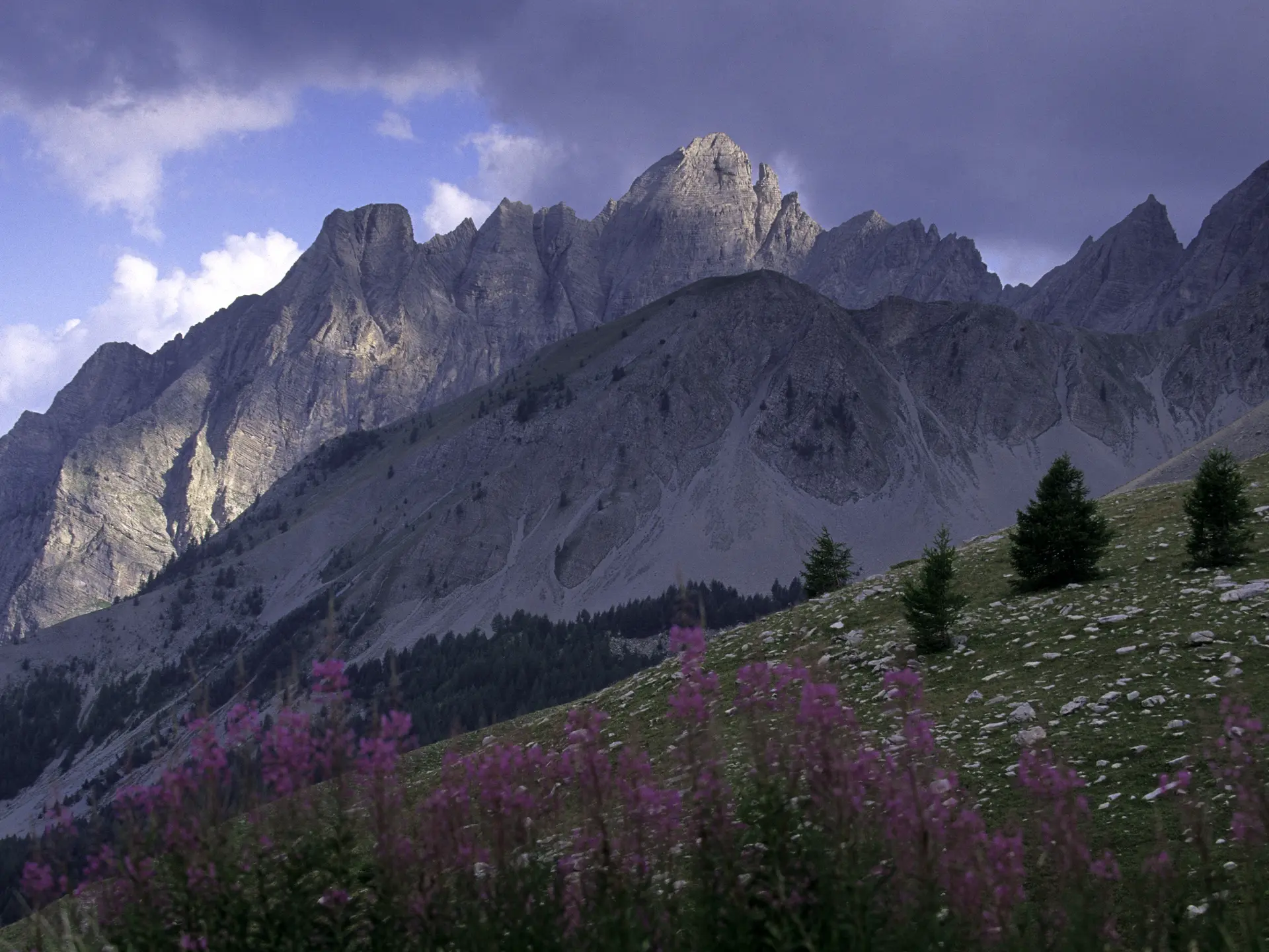 Au sommet du Col des Champs vue sur les Aiguilles de Pelens