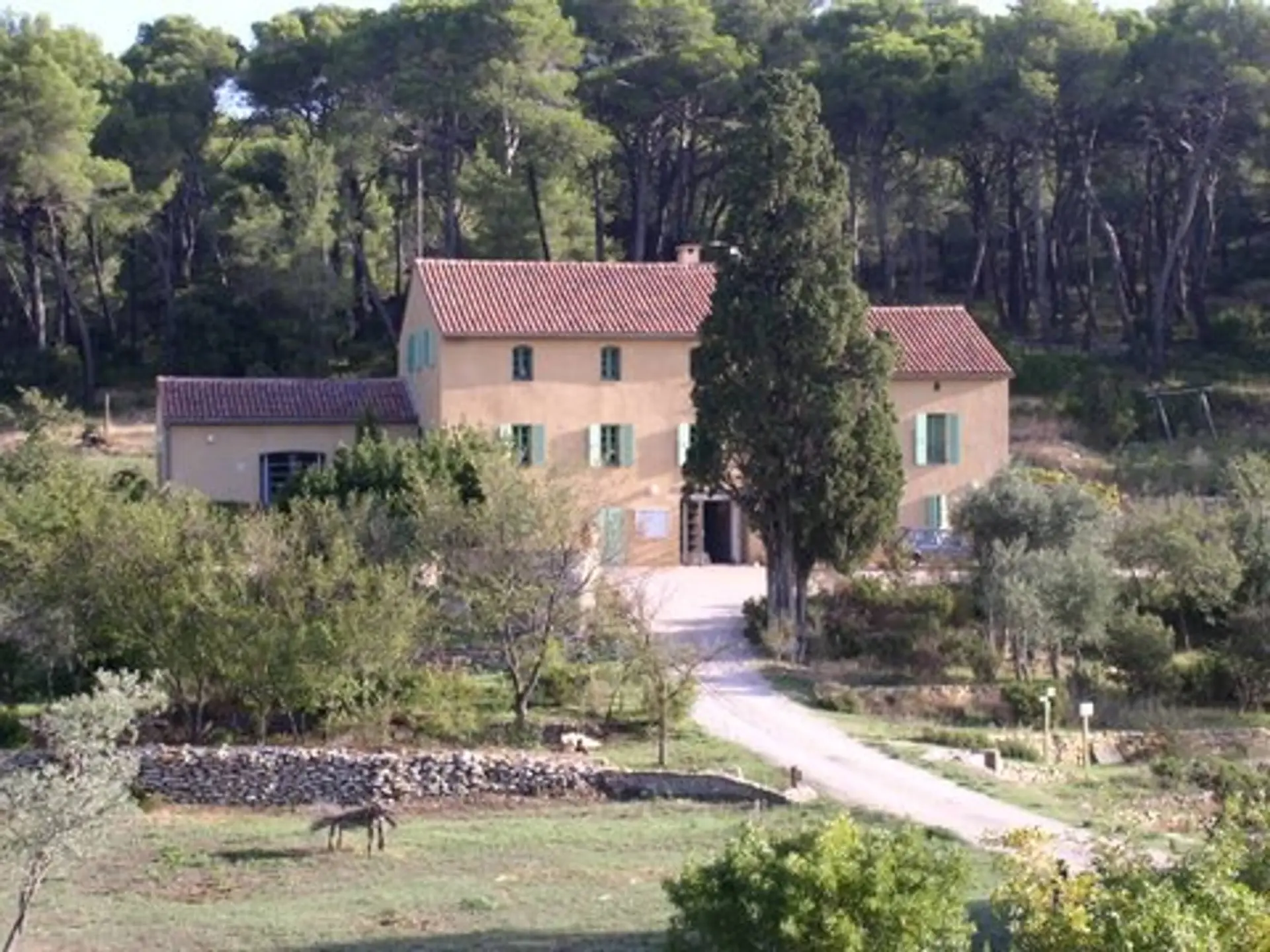 Maison de la nature dans un écrin de verdure