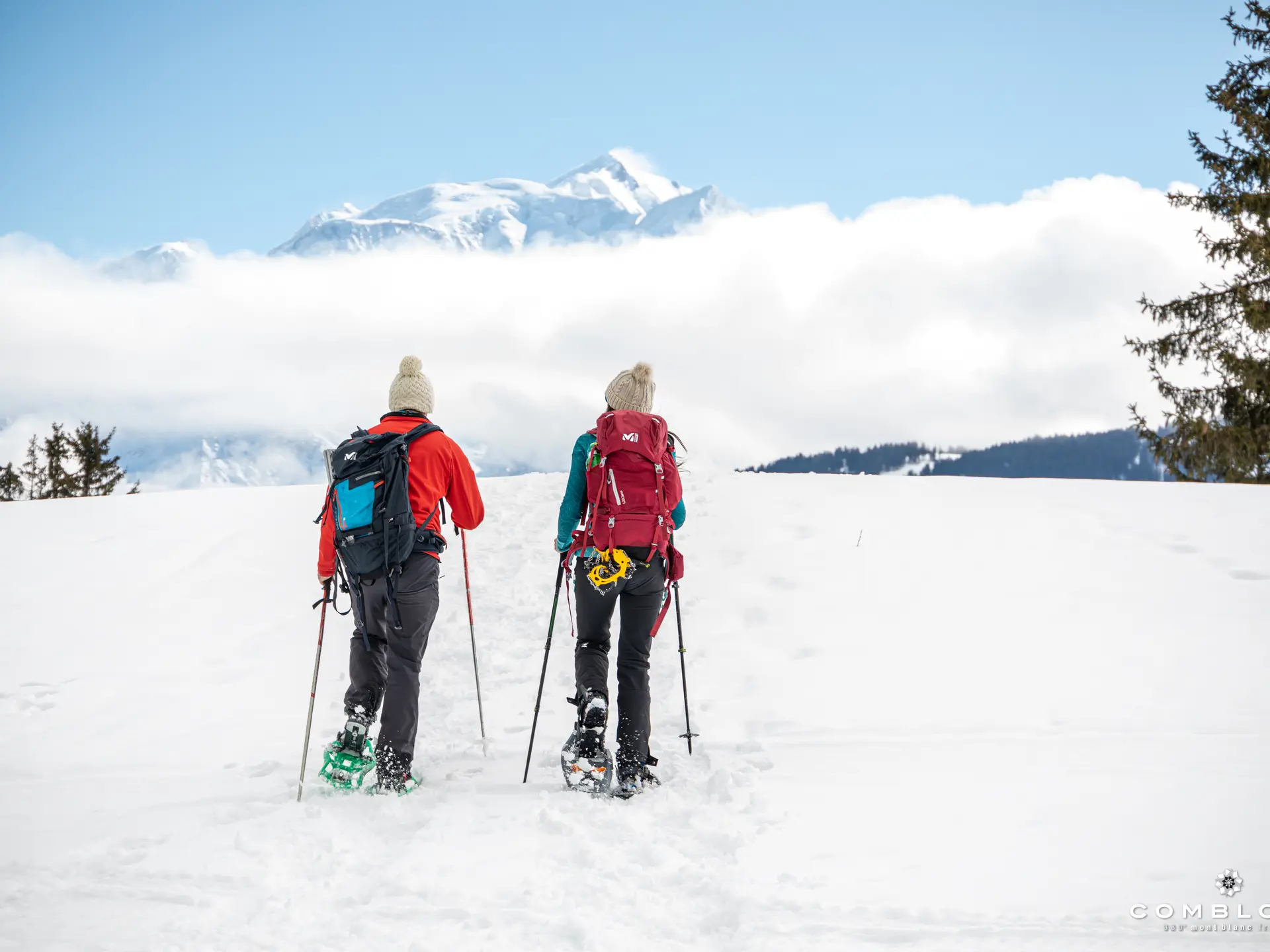 couple en raquettes marchant vers le Mont-Blanc
