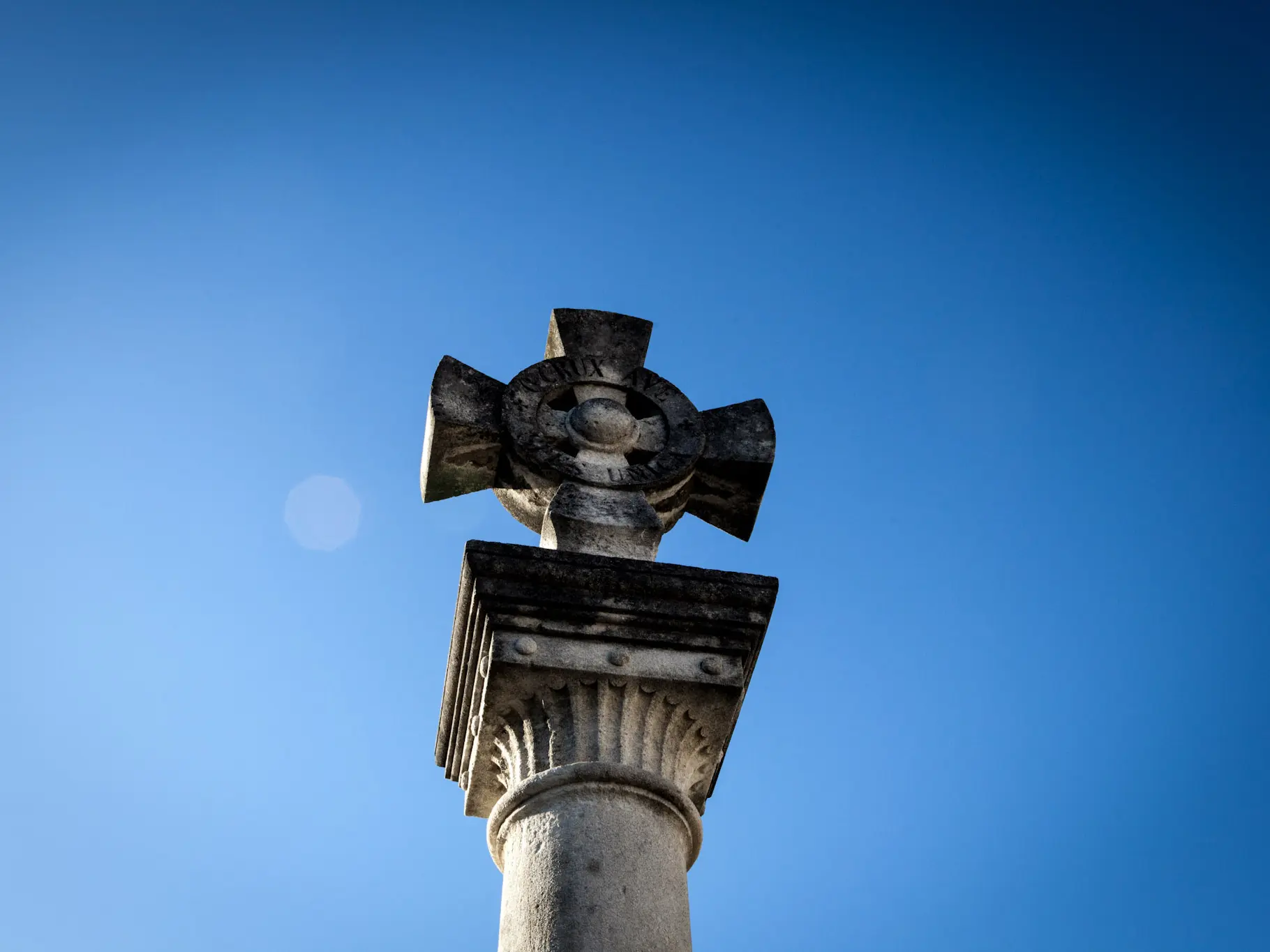 Croix en Pierre de Jonquières