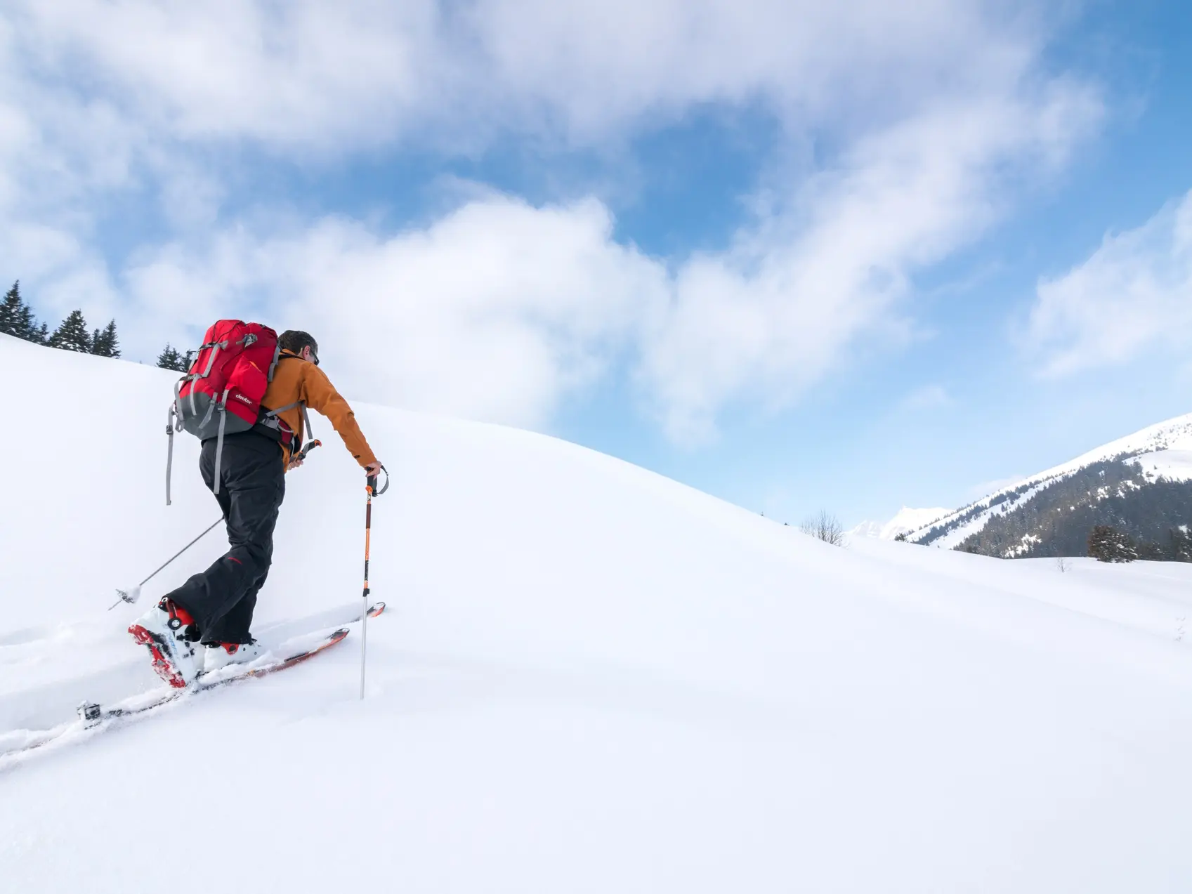 Personne pratiquant le ski de randonnée
