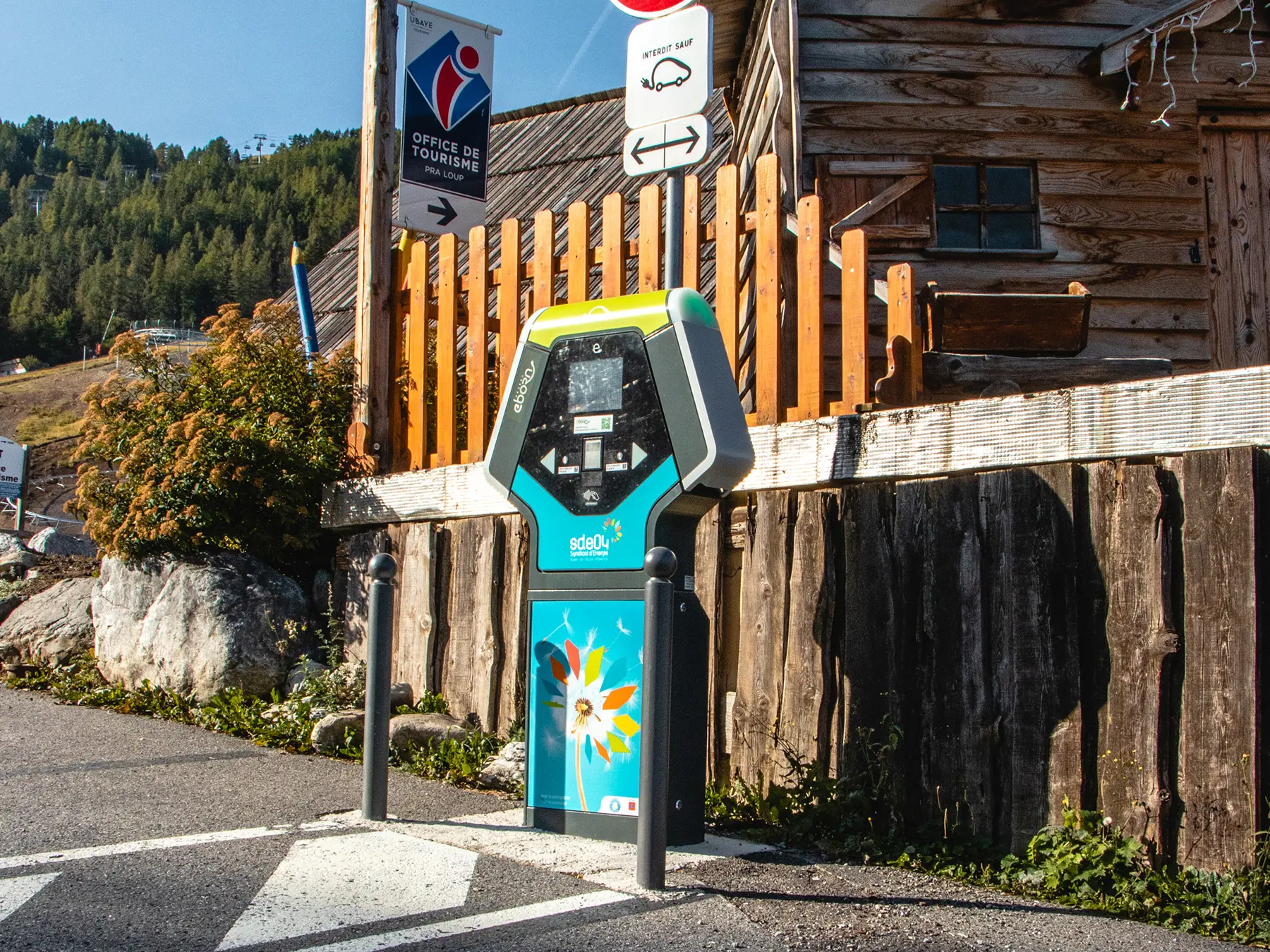 Borne de recharge pour véhicules électriques