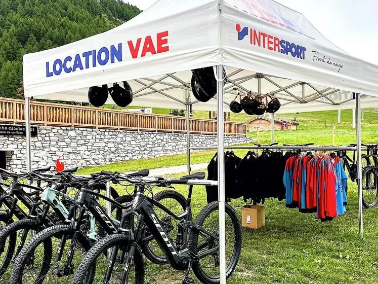 Extérieur tente - location vélos - Intersport Mattis Val d'Isère