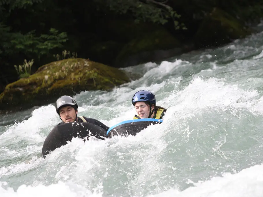 Hydrospeed dans les rapides d'une rivière