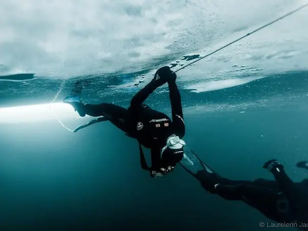 Plongeur sous glace en apnée