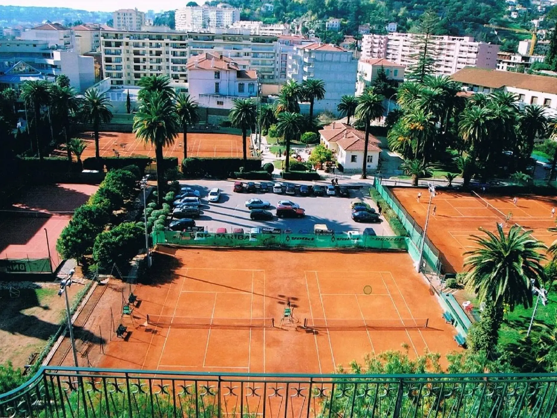 Vue panoramique des cours de tennis