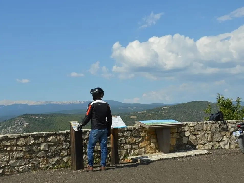 Accompagnement moto au pied du Mont Ventoux