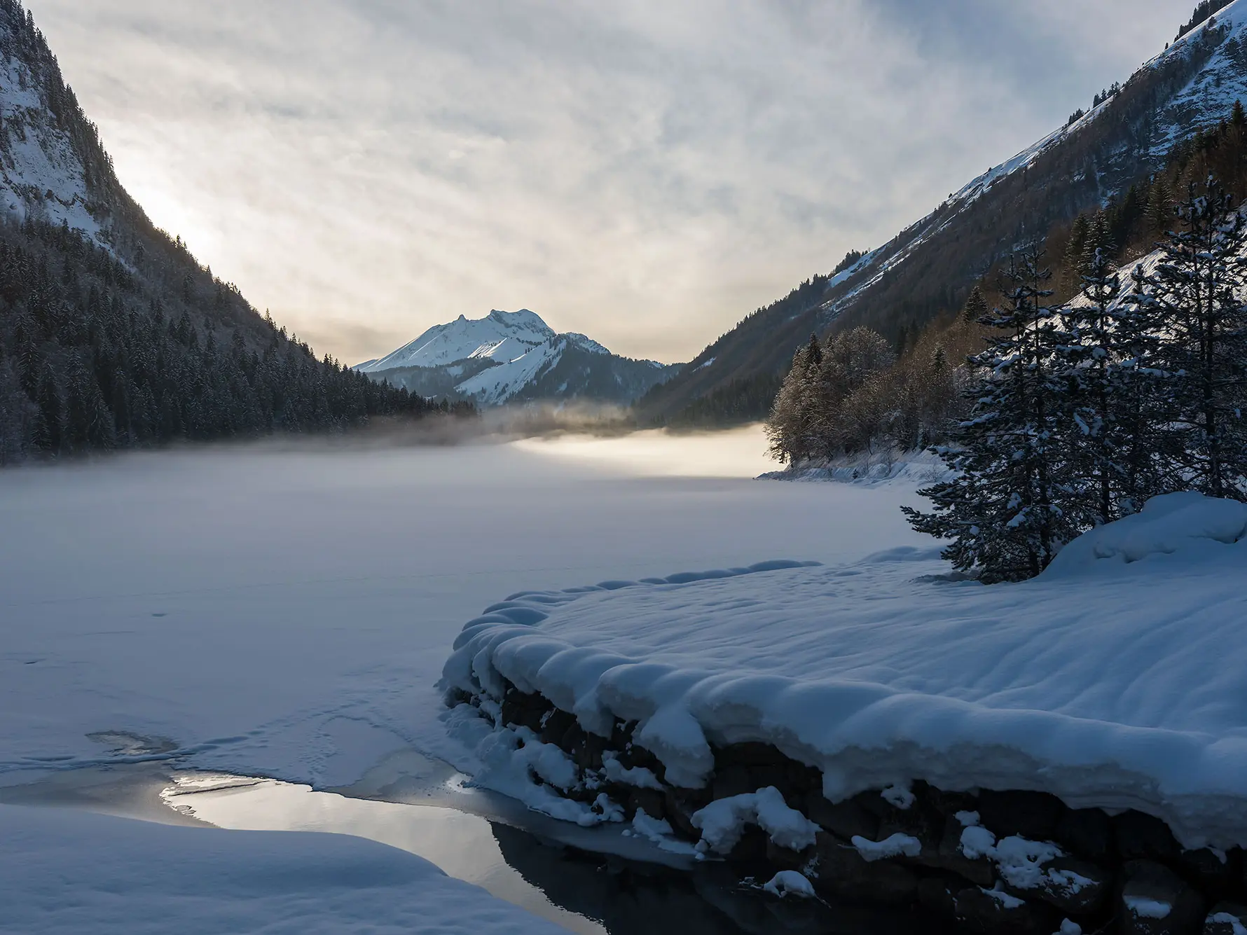 Lac de Montriond sous la neige