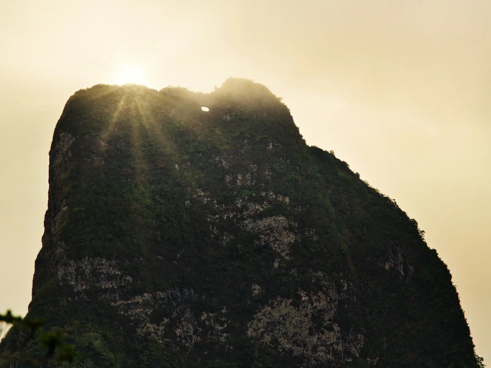 Montagne Percée (Mou'a Puta ou Mou'a Tapu)