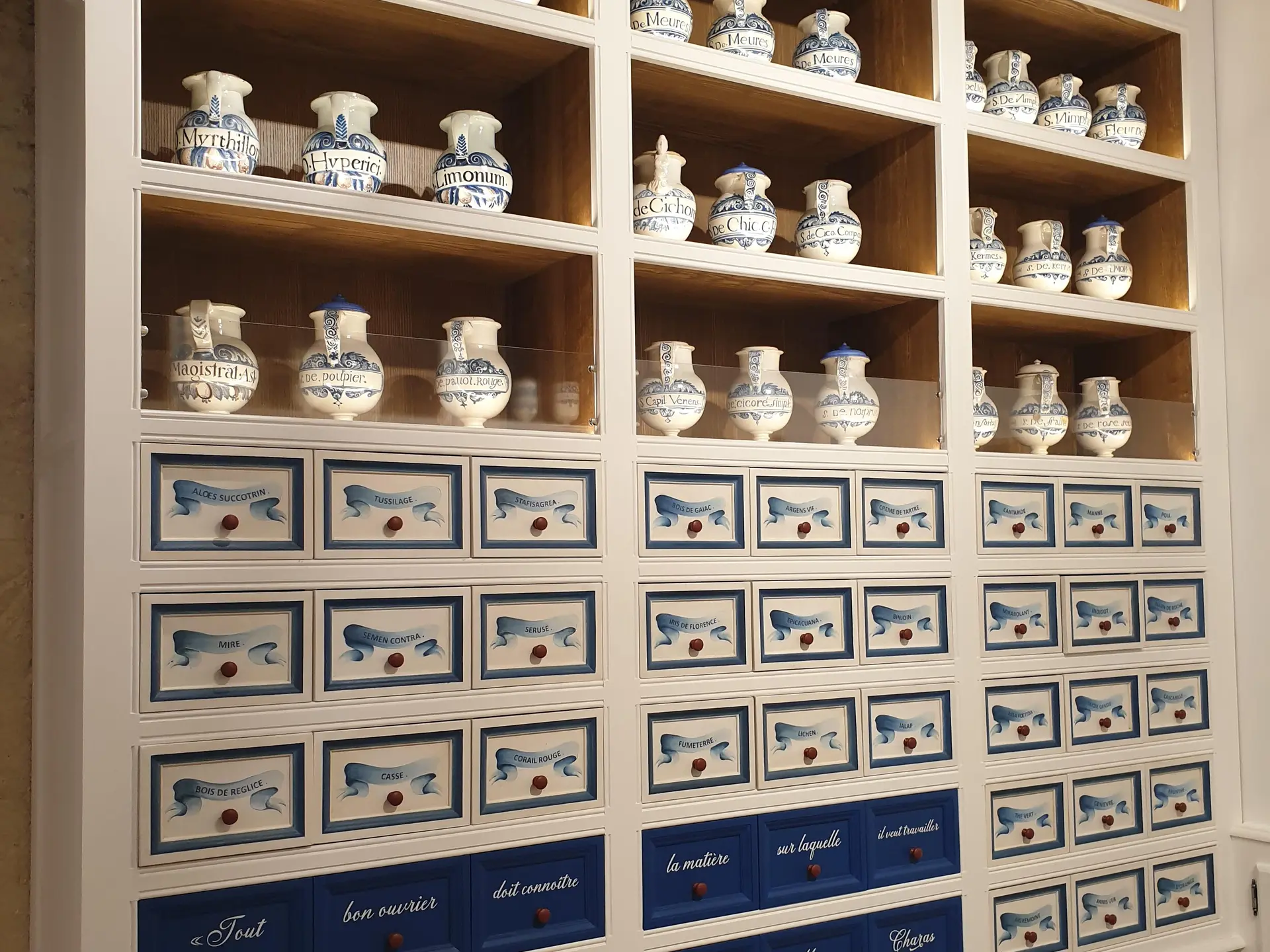 Salle des vases apothicaires