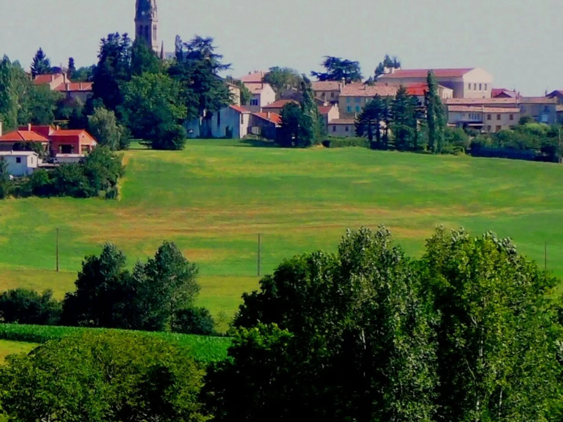 Vue sur le village de Vernoux-en-Vivarais depuis les abords du hameau Les Massots