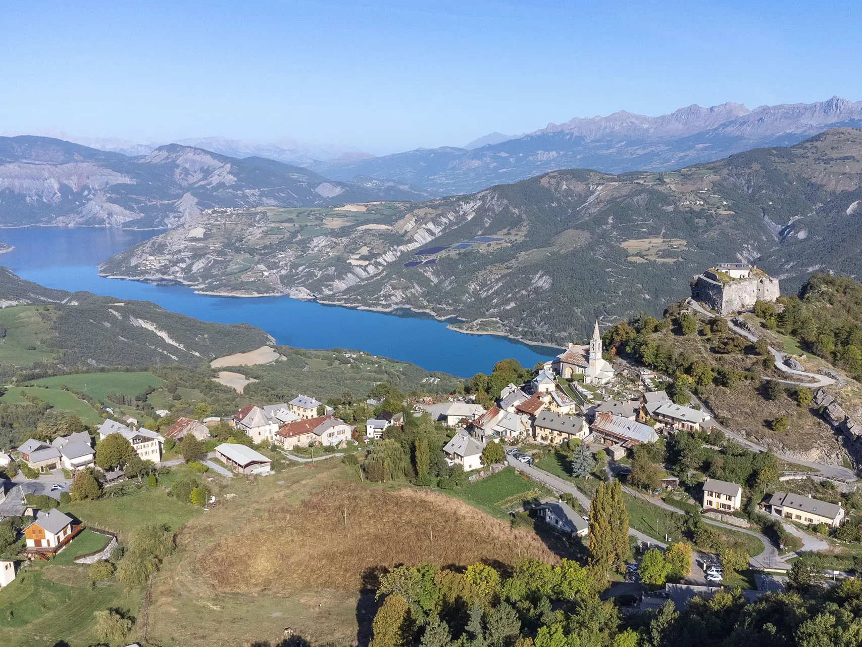 Saint-Vincent-les-Forts et panorama sur le lac de Serre-Ponçon