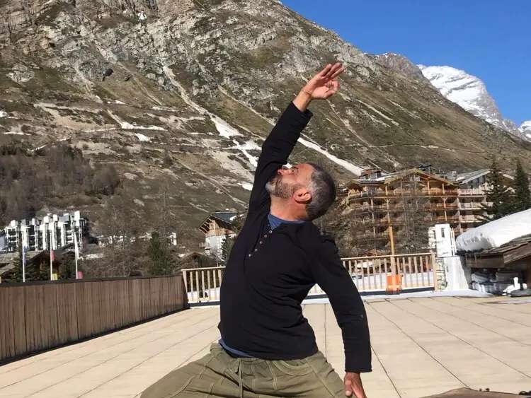 Posture yoga en extérieur - Val d'Isère