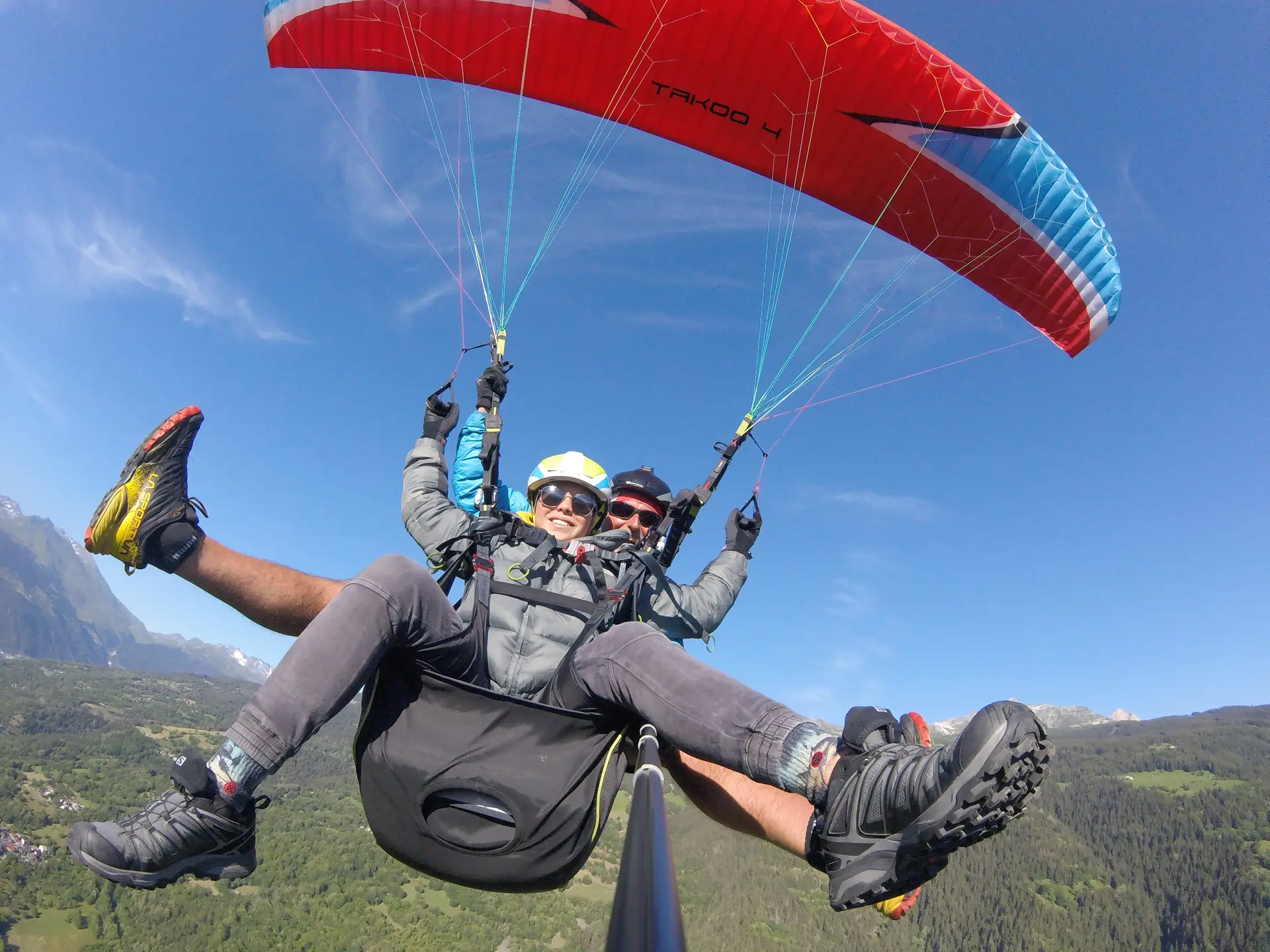 Un homme et une femme en parapente