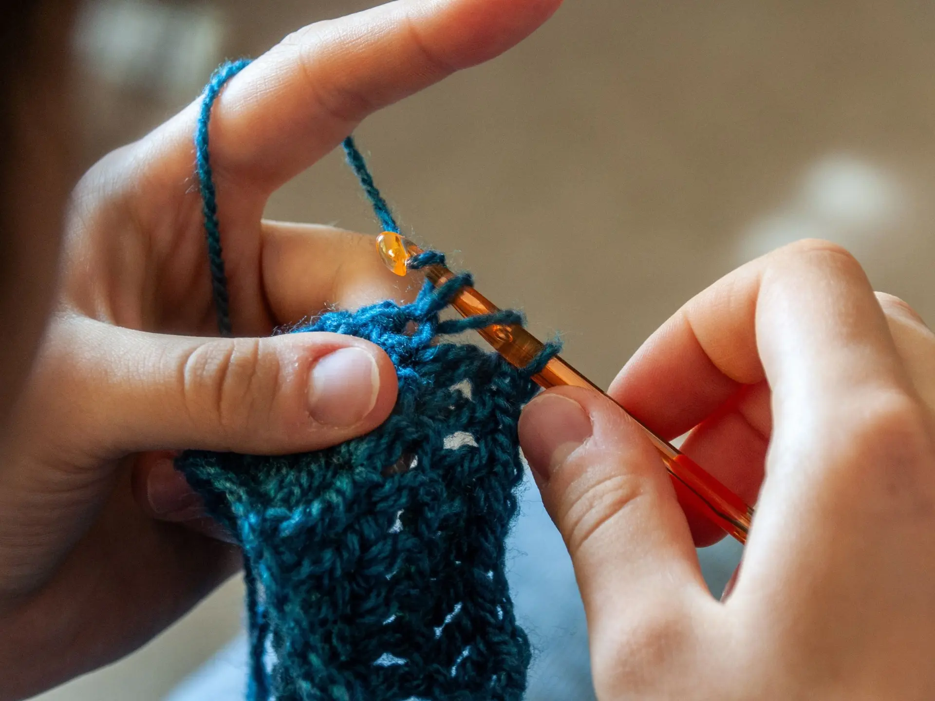 deux mains en train de crocheter