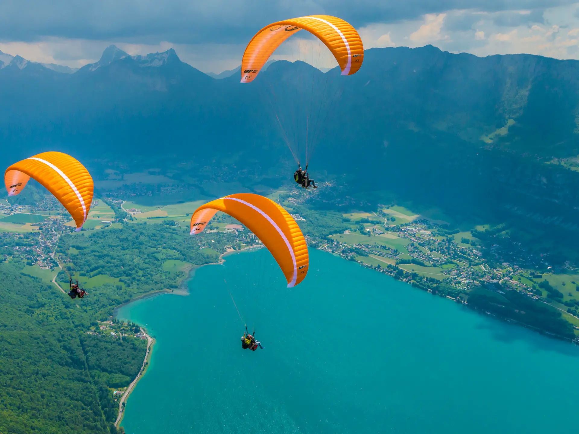 trois parapentes au dessus du lac d'Annecy