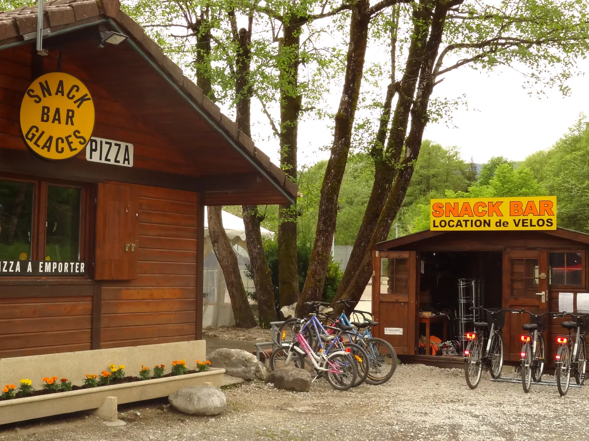 chalet d'accueil avec parking