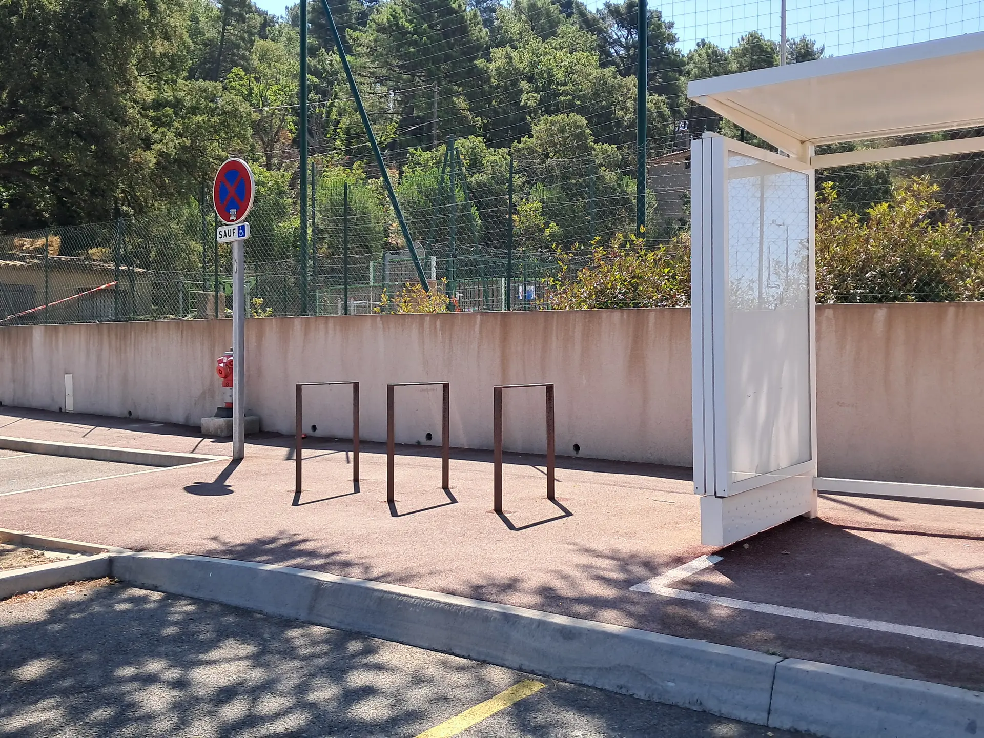 Parking à vélo – Arrêt de bus Parking du Stade_La Garde-Freinet