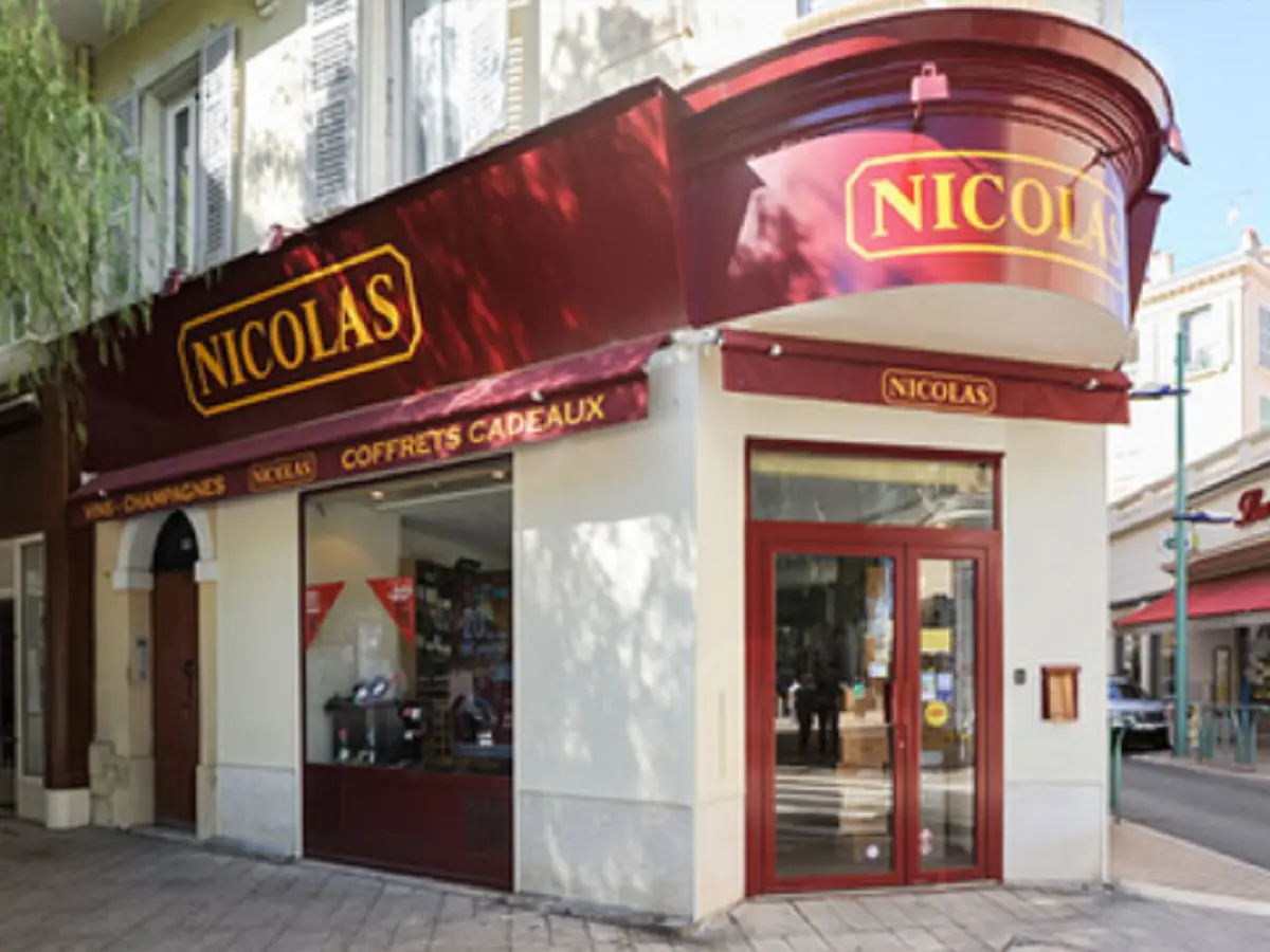 Vue extérieure du magasin de spiritueux Nicolas