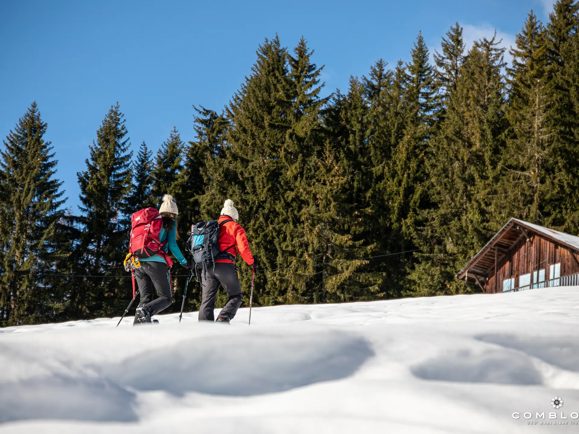 couple en raquettes sous chalet