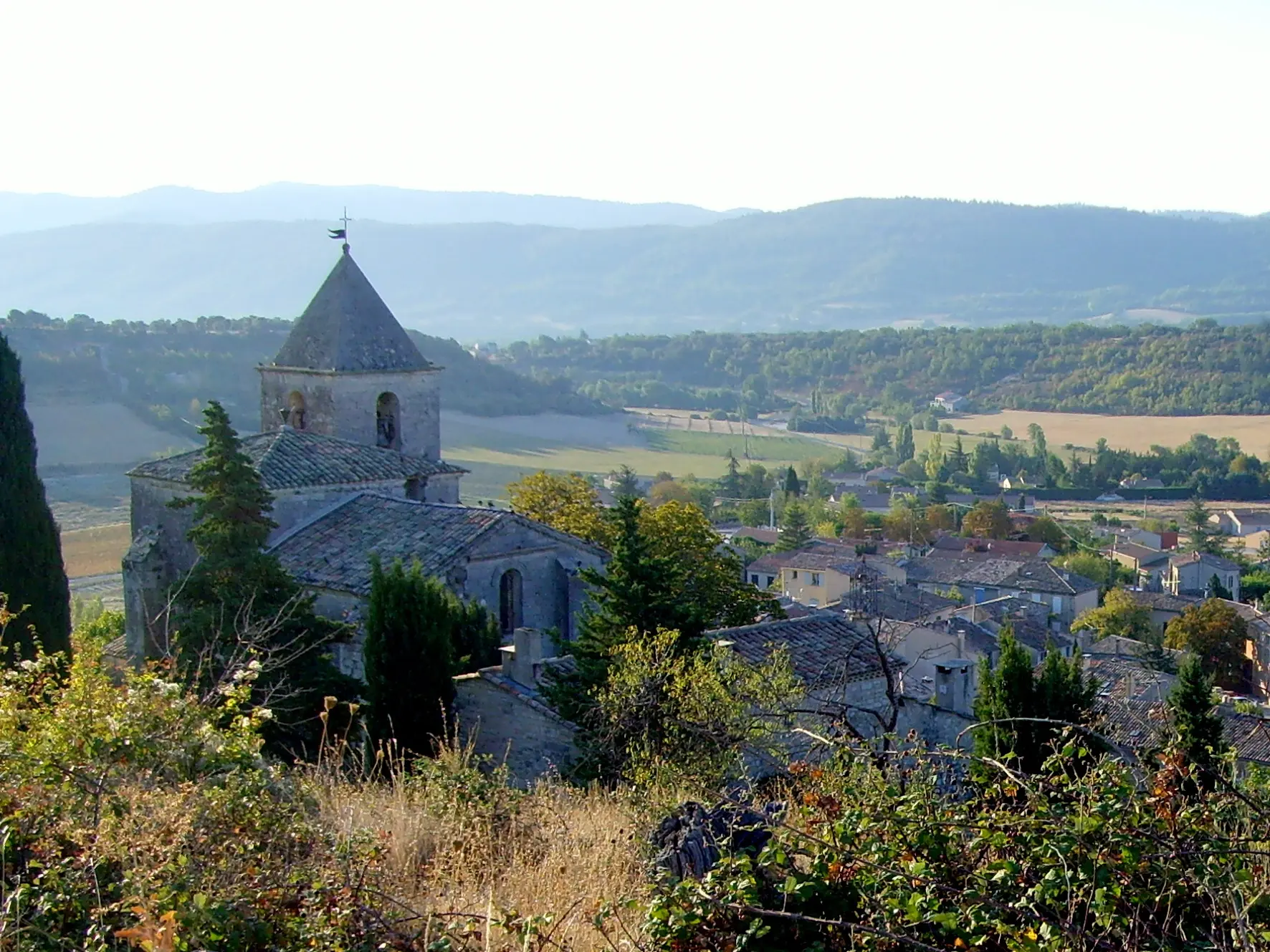 L'église haute, petit bijou roman, dominant le village et le terroir