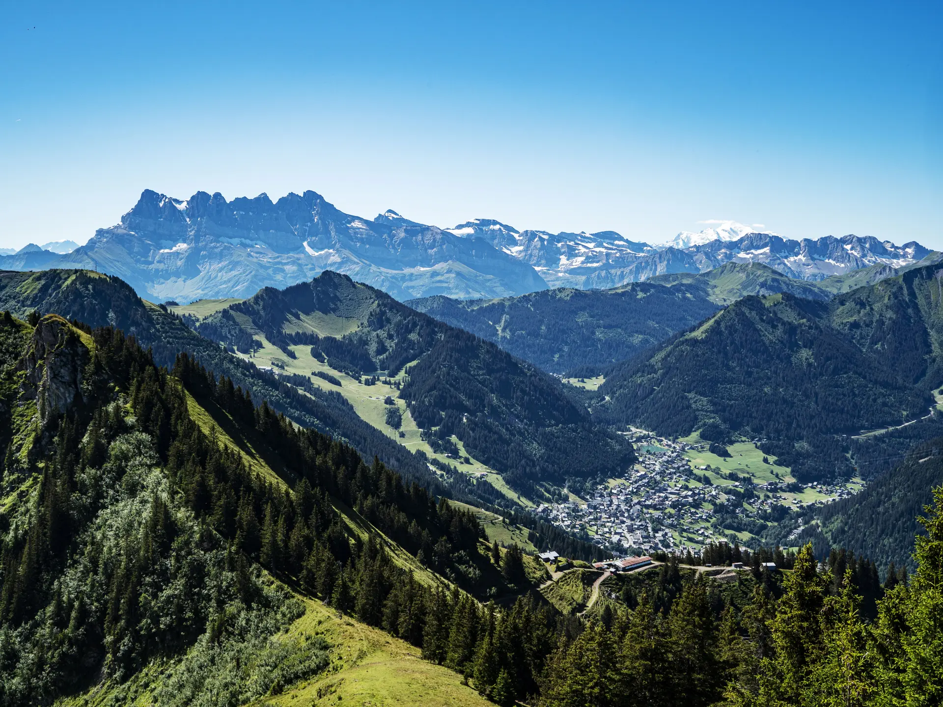 Vue sur les Dents du Midi sur le circuit des crêtes franco-suisses à Châtel