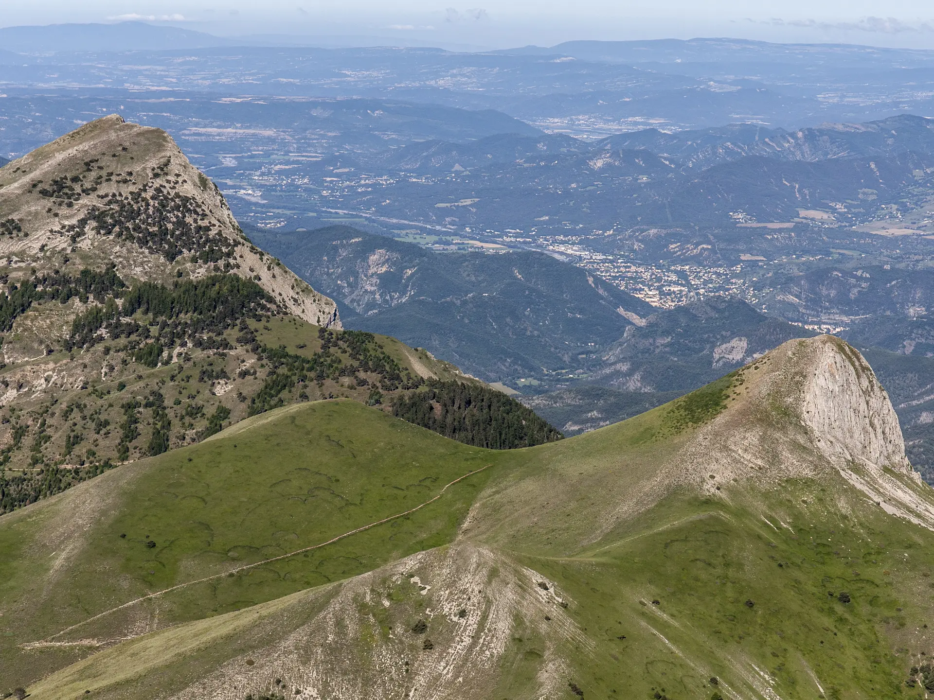 entre les deux sommets