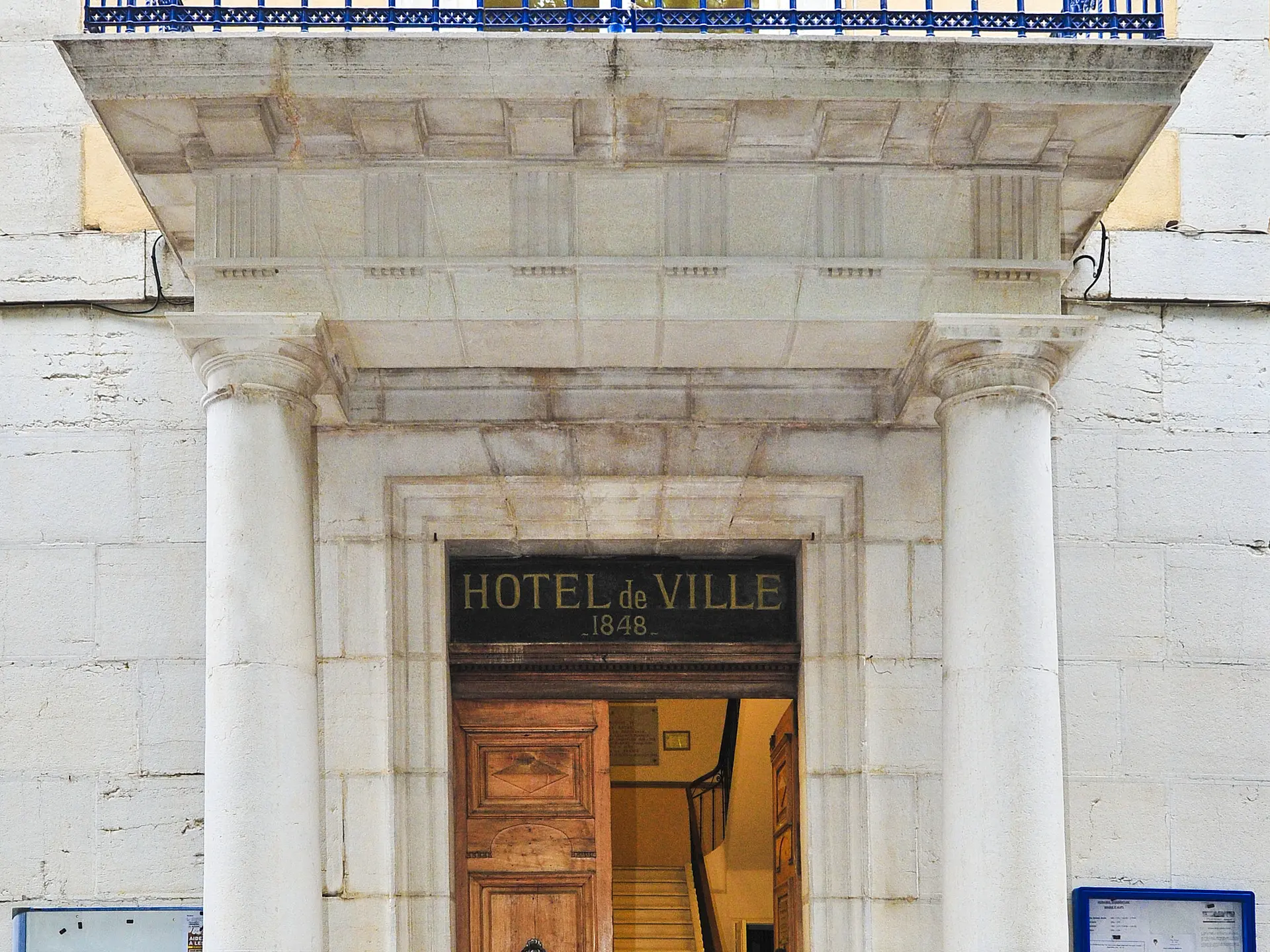 Fronton de l'Hôtel de ville