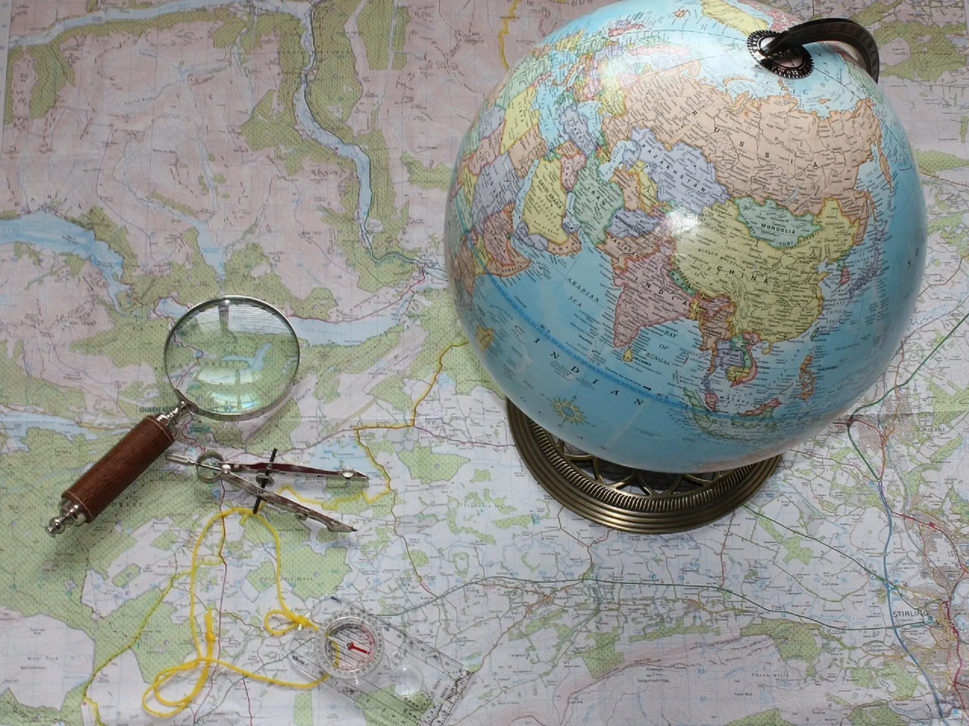 Boussole et mappemonde