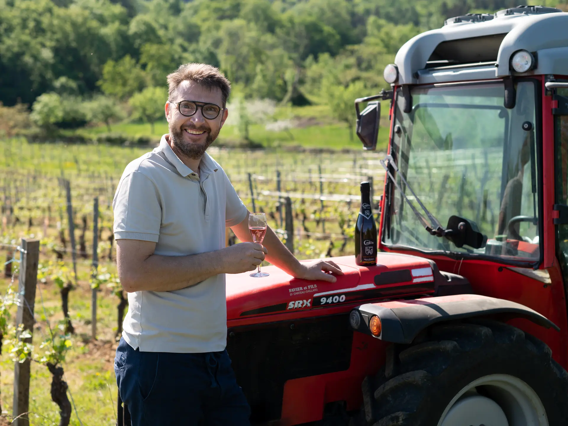 M. Dubreuil devant ses vignes