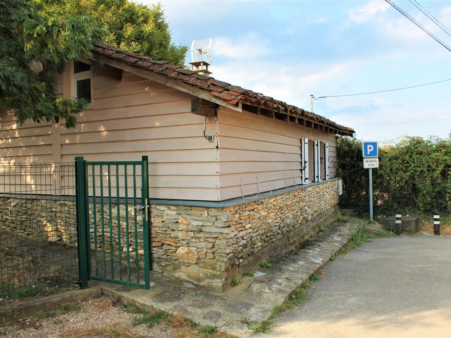 VUE EXTERIEURE DU GITE