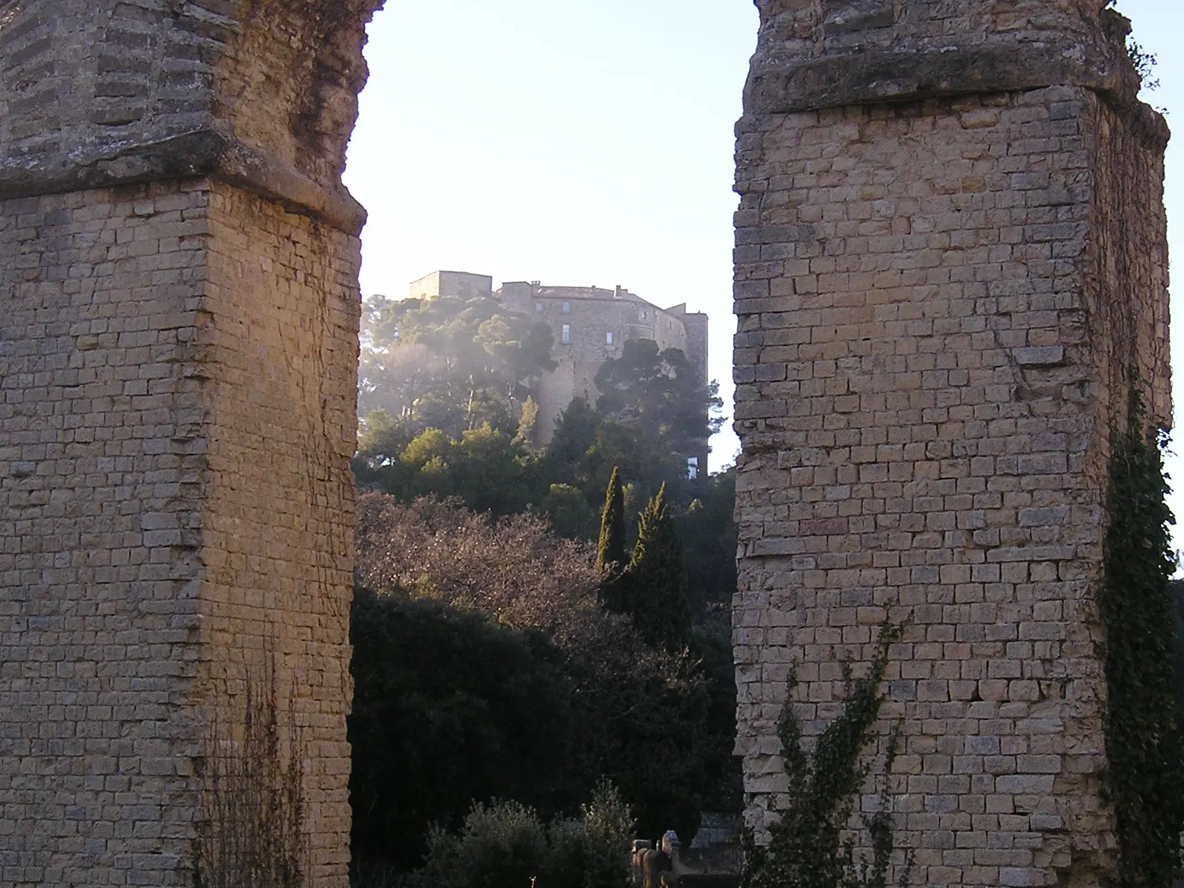 Vestiges des arches et château