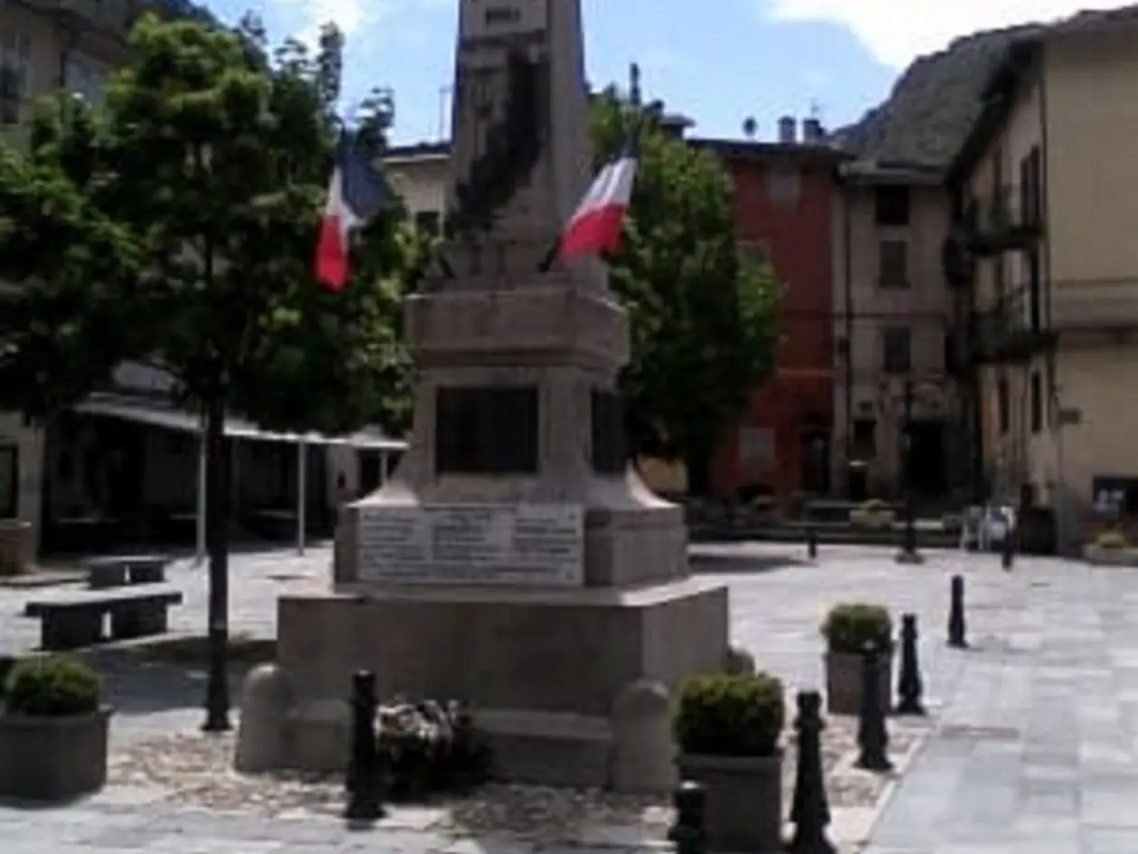 Le monument se situe sur la Place de Nice.