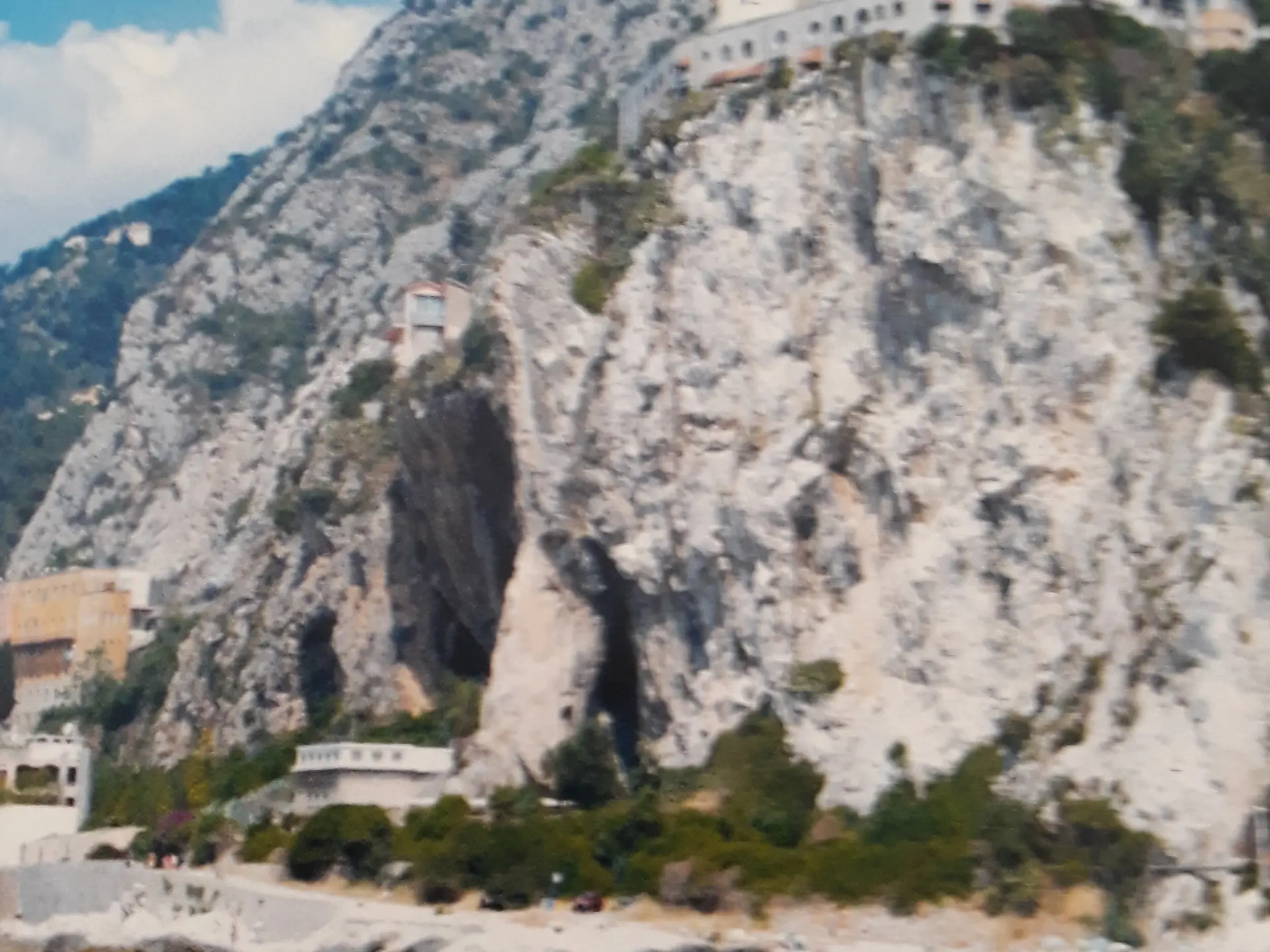 Vue de l'entrée d'une des grottes