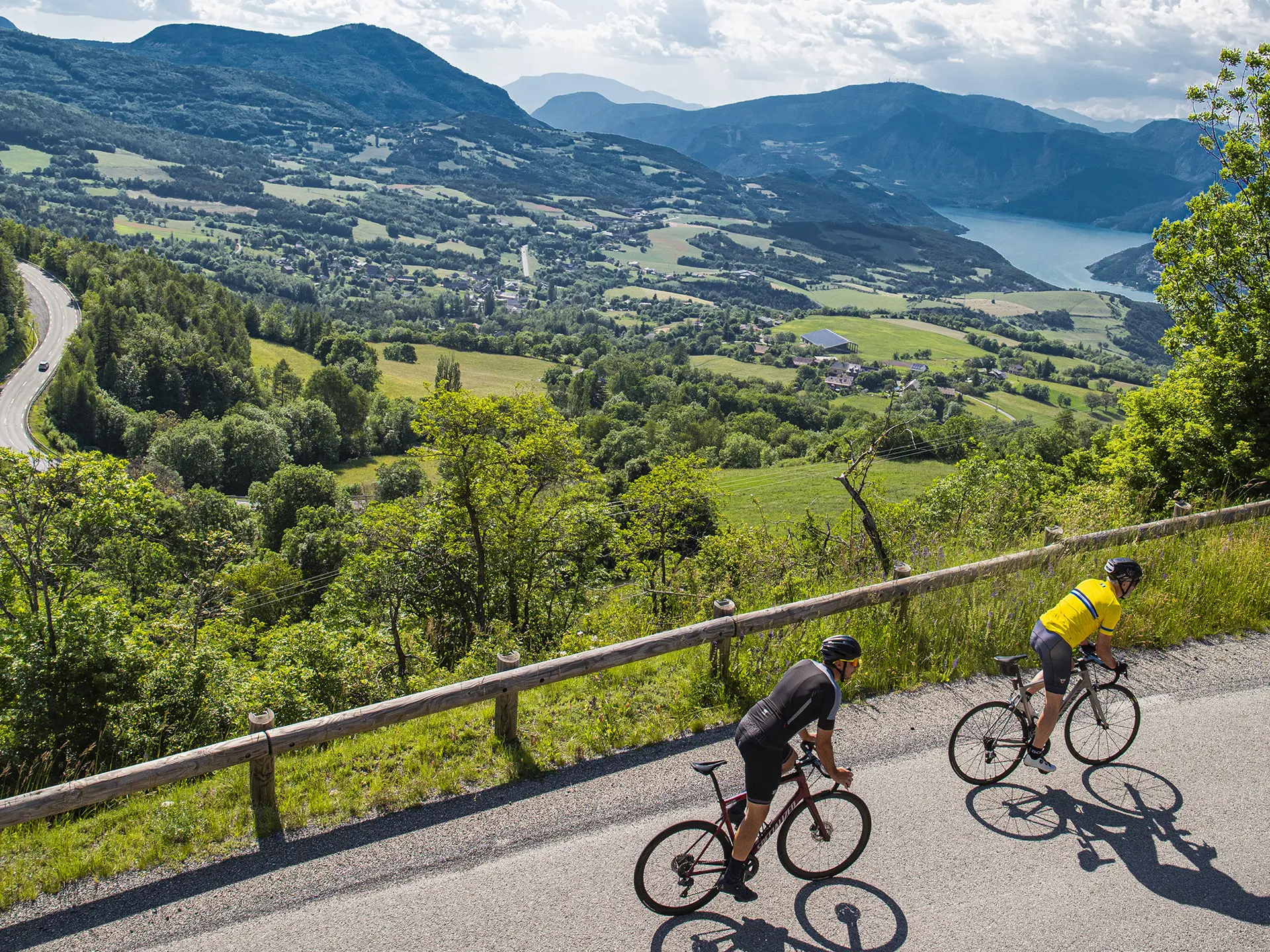 Cyclistes au-dessus du lac de Serre-Ponçon