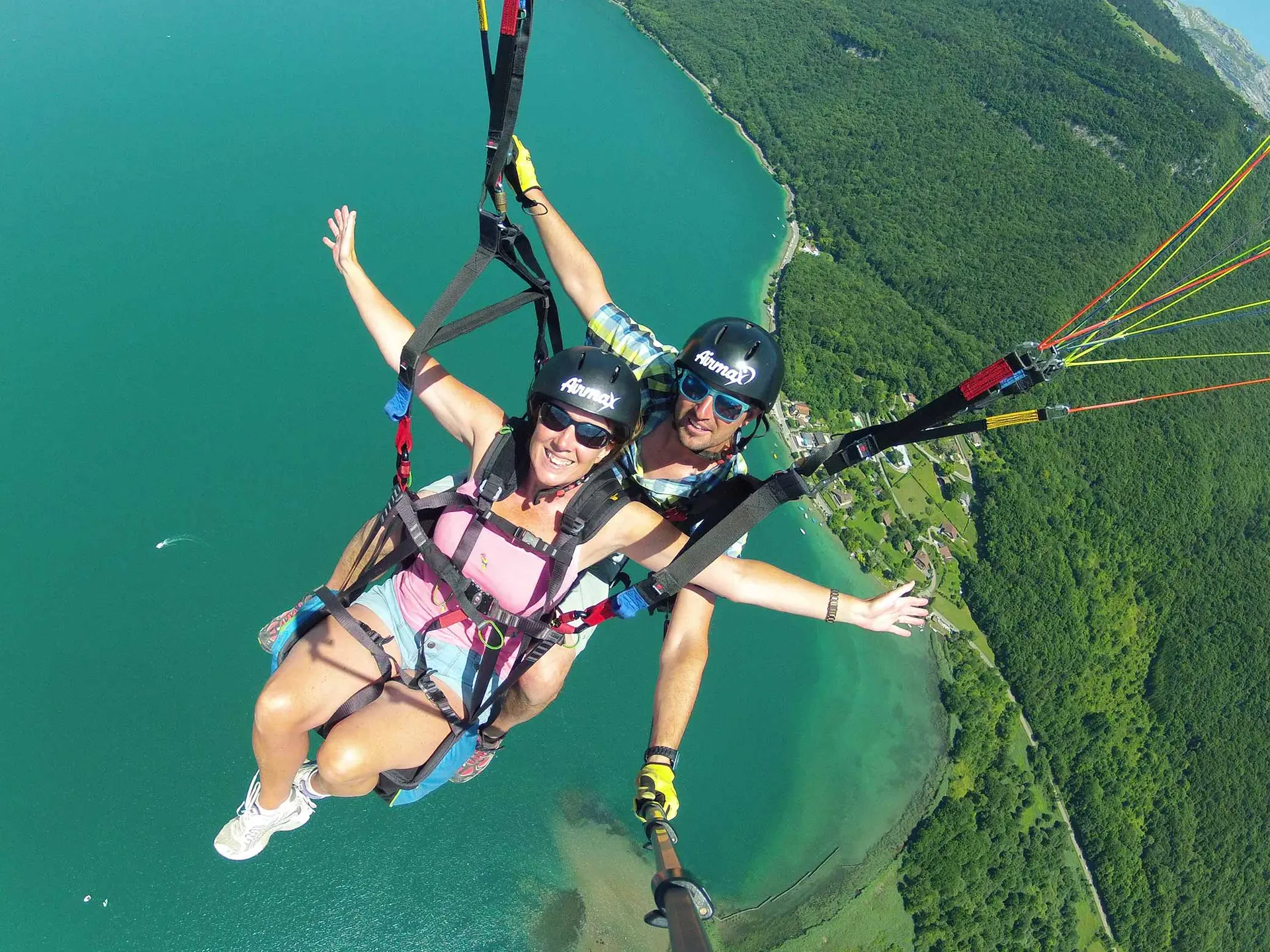 parapente biplace au dessus du lac d'Annecy