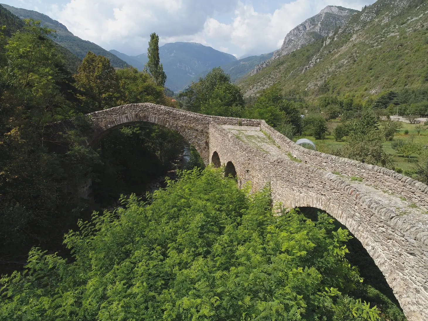 Le pont offrant une vue sur les montagnes.