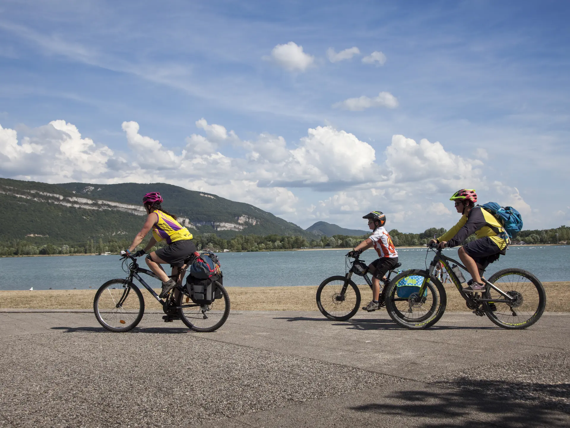 Cyclistes au bord du Rhône - Base de loisirs de la Vallée Bleue - Balcons du Dauphiné