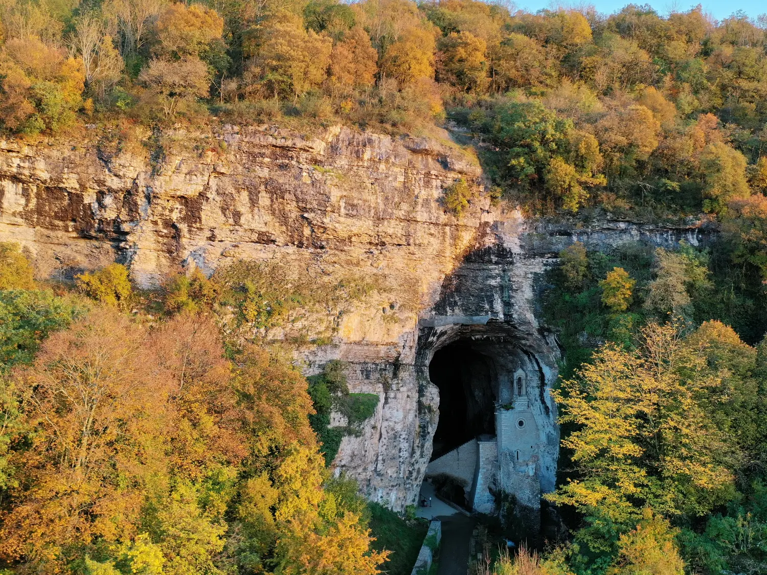 Entrée des Grottes vue du ciel - A moins d'une heure de Lyon