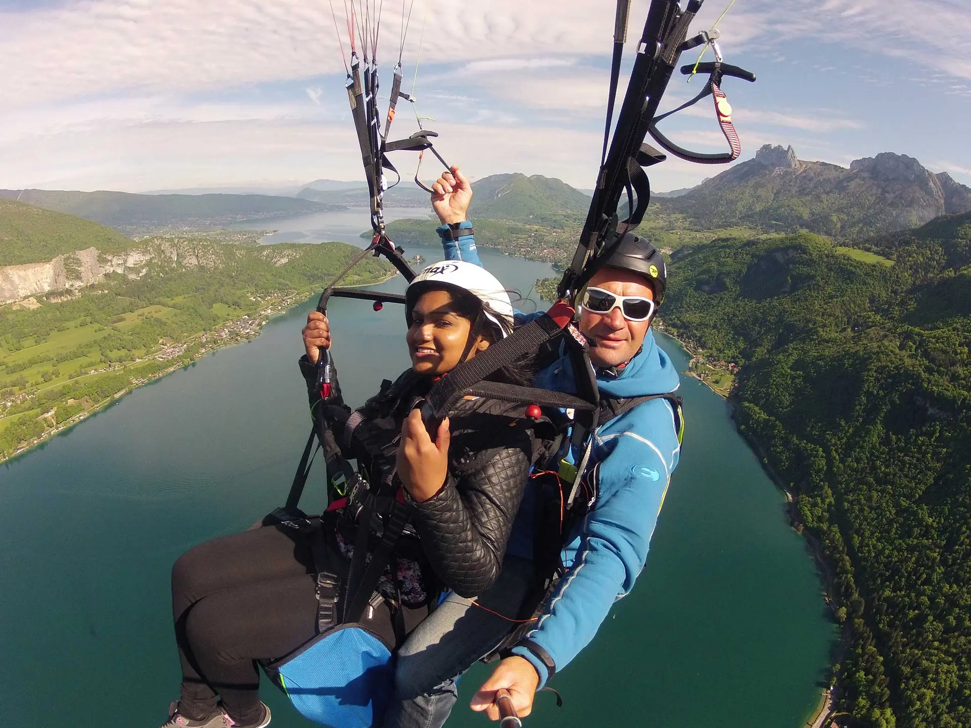 parapente biplace en vol au dessus du lac d'Annecy