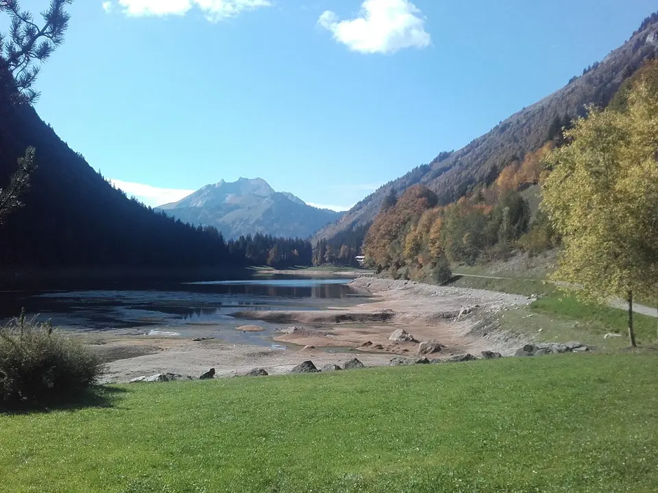 Lac de Montriond en période de sécheresse